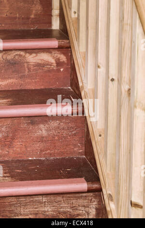 Nahaufnahme eines Teil des Schrankes Holztreppe mit Geländer Stockfoto