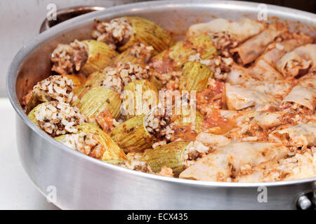 Traditionelle ägyptische Kohlrouladen und Zucchini Stockfoto