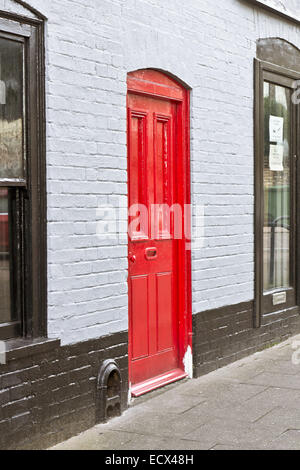 Eine neu lackiert rot Haustür in einem englischen Stadthaus Stockfoto