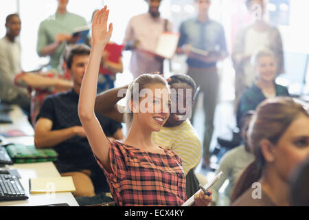 Uni-Student Erhöhung Hand auf IT-seminar Stockfoto