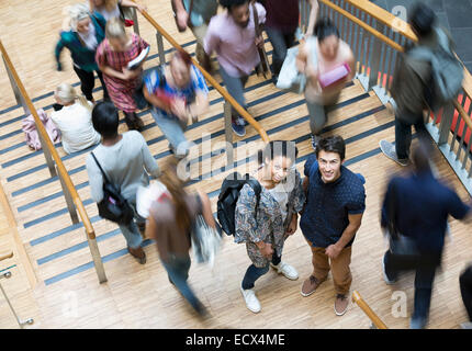 Studenten stehen auf Flur, Blick in die Kamera während der Pausenzeit Stockfoto