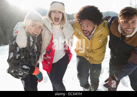 Freunde spielen im Schnee Stockfoto