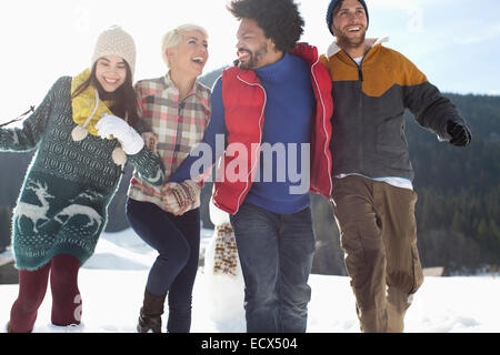 Freunde, die laufen im Schnee Stockfoto