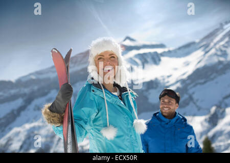 Paar mit Ski am Berg Stockfoto