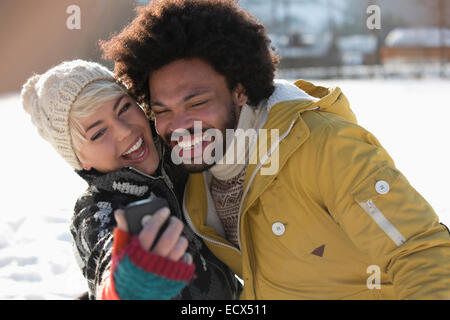 Brautpaar nehmen Selfie im Schnee Stockfoto