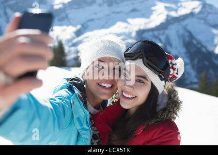 Freunde nehmen Selfie im Schnee Stockfoto