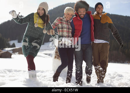 Freunde spielen im Schnee Stockfoto