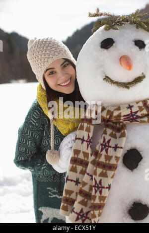 Porträt der lächelnde Frau mit Schneemann Stockfoto