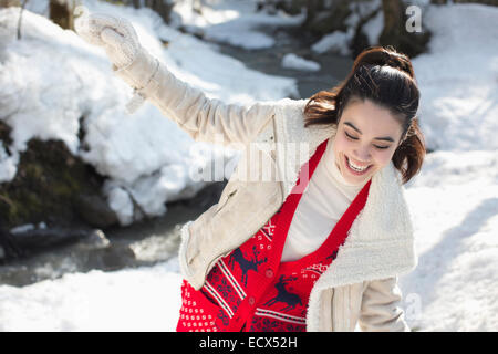 Glückliche Frau spielen im Schnee Stockfoto
