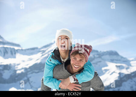 Paar Huckepack auf Berge Stockfoto