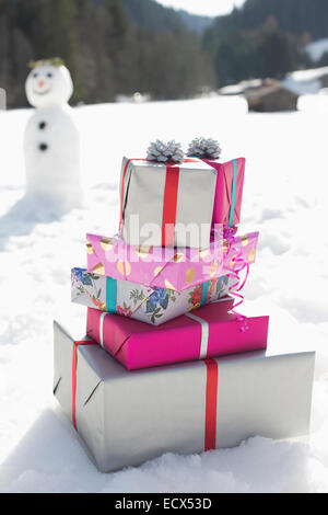 Stapel von Weihnachtsgeschenke im Schnee Stockfoto