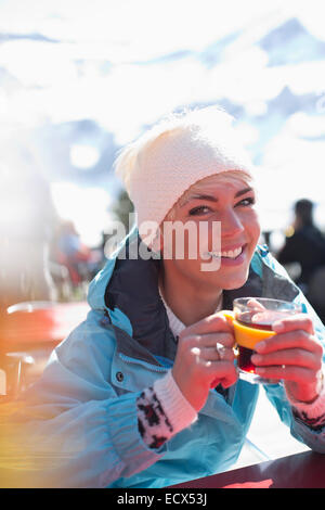 Porträt der lächelnde Frau in warme Kleidung, Tee trinken Stockfoto