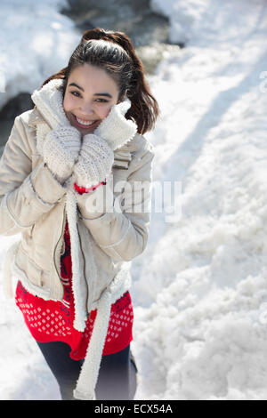 Porträt der lächelnde Frau im Schnee Stockfoto