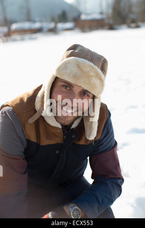 Porträt des Mannes im Schnee Stockfoto