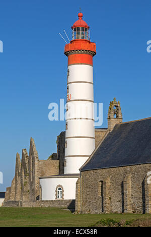 Pointe de St-Mathieu Leuchtturm mit Abtei, Bretagne, Frankreich Stockfoto
