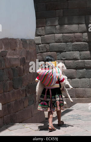 Alten Inka-Steinen als Grundlagen der modernen Cusco Peru Südamerika Stockfoto