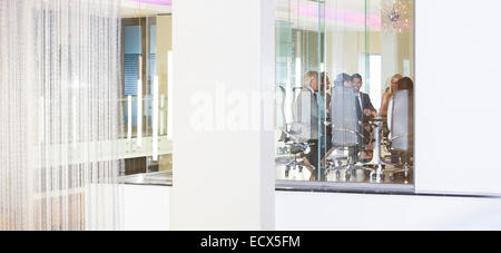 Fernblick von Geschäftsleuten mit treffen im Konferenzraum Stockfoto