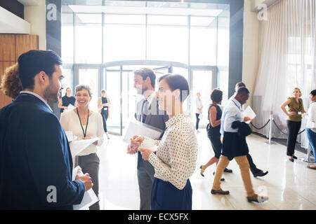 Gruppe von Geschäftsleuten stehen und reden im Büro Stockfoto