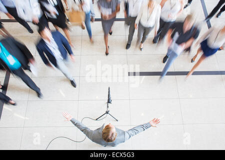 Erhöhte Ansicht von Geschäftsleuten, die zu Fuß in Richtung Kollege Rede Stockfoto