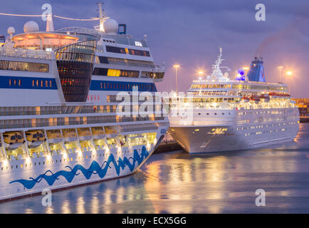 Kreuzfahrtschiffe Aida Blue (links) und Thomson Majesty (rechts) im Hafen von Las Palmas, Gran Canaria Stockfoto