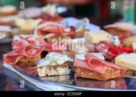 Würzige Fleisch und Käse Häppchen von verschiedenen Arten, die auf einem silbernen Metall-Teller serviert Stockfoto