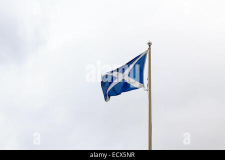 Eine wehende Schottland Flagge auf einem Mast in Fort George, Schottland Stockfoto