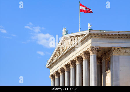 Profil der Fassade des österreichischen Parlamentsgebäude in Wien Stockfoto