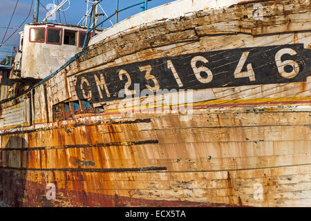 Wrack von einem alten Fischerboot Schiffsfriedhof, Camaret-Sur-Mer, Département Finistère, Bretagne, Frankreich, Europa Stockfoto