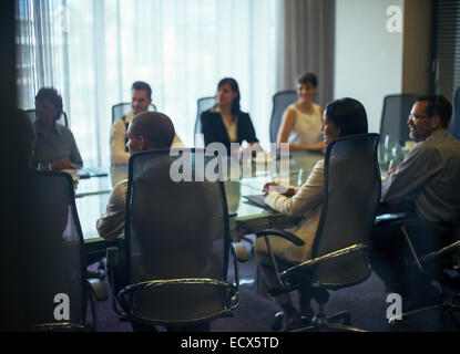 Menschen behandelnden Geschäftstreffen im Konferenzraum Stockfoto