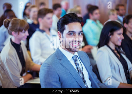 Geschäftsmann, sitzen im Konferenzraum und Blick in die Kamera Lächeln Stockfoto