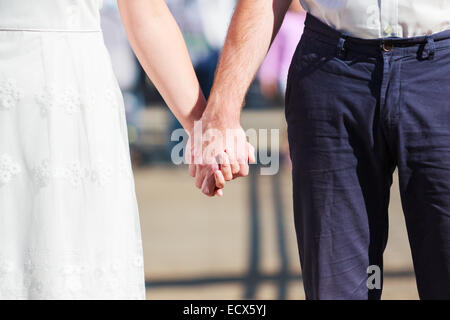 Ein frisch Verlobten Liebe Hand in Hand Stockfoto