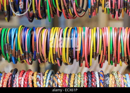 Bunte slim Leder Armbänder auf einem Markt Stockfoto