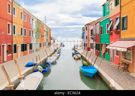 Blick auf die bunten Häuser neben einem Kanal auf der Insel Burano in Venetien, Italien (in der Nähe von Venedig) Stockfoto