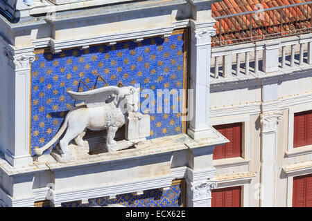 Berühmten geflügelten Löwen von Venedig auf die Uhr Turm von San Marco Platz Stockfoto