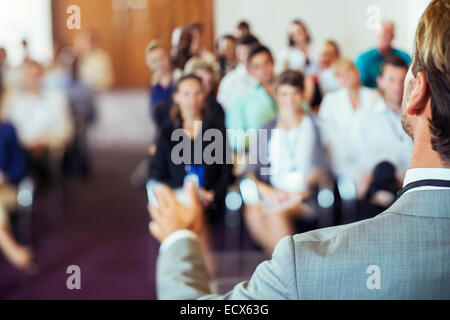 Unternehmer im Gespräch mit Publikum im Konferenzraum Stockfoto