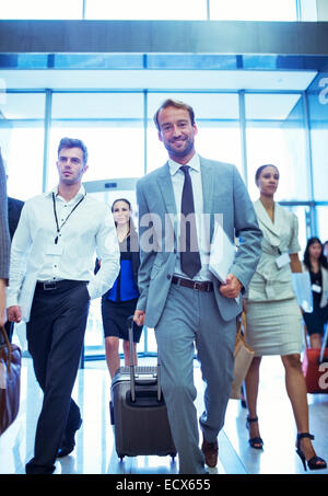 Geschäftsmann mit Koffer und Dokumente im Büro Stockfoto