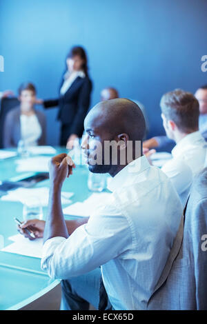 Geschäftsmann während Geschäftstreffen im Konferenzraum Stockfoto
