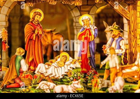 Traditionelle tschechische Weihnachtskrippe Jesus Krippe Szenen aus der Geburt Jesu farbiges Papiermodell Stockfoto