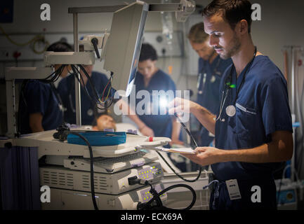 Gruppe von Ärzten für Patienten im Krankenhaus Stockfoto