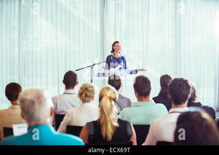 Junge Geschäftsfrau, die Präsentation im Konferenzraum Stockfoto