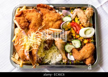 Leckeres Essen auf weißen Teller Stockfoto