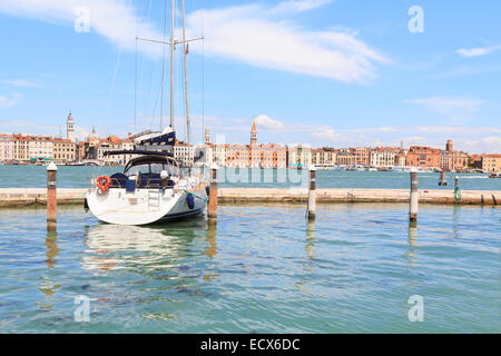 Ein Segelboot liegen vor Anker im Hafen von Venedig Stockfoto