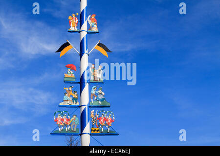 Detail des Bayerischen Maibaum auf dem Viktualienmarkt, einem berühmten Delikatessen Markt in München Stockfoto