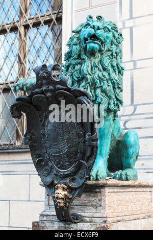 Heraldische Löwe aus Bronze vor ein königliches Gebäude namens Alte Residenz in München, Deutschland Stockfoto