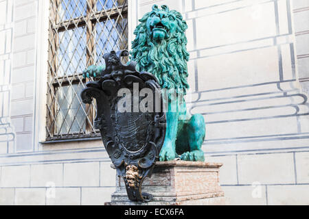 Heraldische Löwe aus Bronze vor ein königliches Gebäude namens Alte Residenz in München, Deutschland Stockfoto