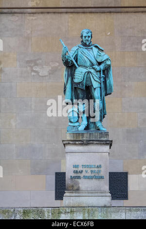 Eine Bronzestatue eines bayerischen General und Helden namens Graf Tilly vor der Feldherrenhalle in München, Deutschland Stockfoto