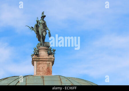 Eine Bronzestatue von Diana, die Göttin der Jagd, auf einen Pavillon im Hofgarten, ein öffentlicher Park in München, Deutschland Stockfoto