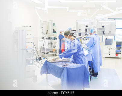 Team von Chirurgen, die Durchführung der Operation im Operationssaal Stockfoto