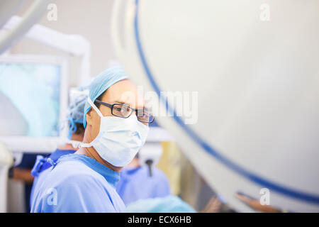 Porträt von maskierten Chirurg im Operationssaal Stockfoto