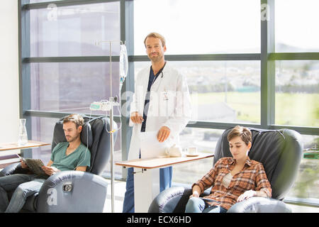 Arzt behandelnden Patienten, die intravenöse Infusion im Krankenhaus Stockfoto